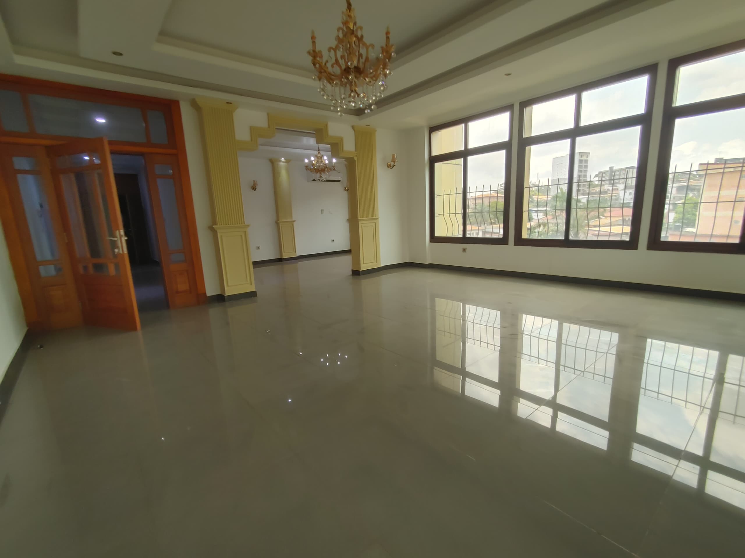 Apartment to rent - Yaoundé, Bastos, Bastos centre - 1 living room(s), 3 bedroom(s), 3 bathroom(s) - 1 300 000 FCFA / month