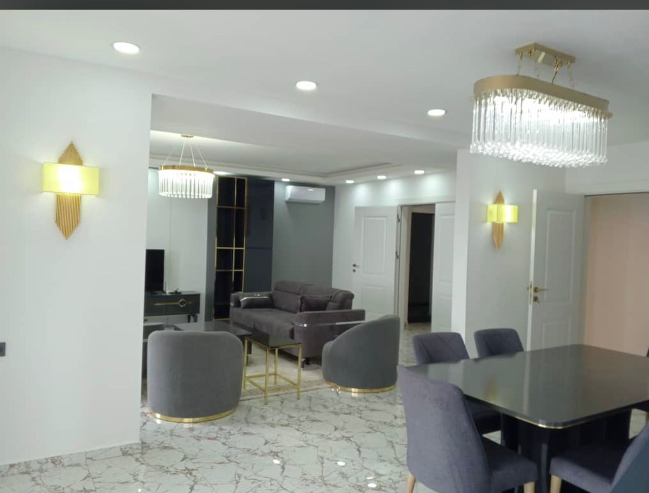 Appartement à louer - Yaoundé, Bastos, Bastos centre PRIX À LA NUITÉE - 1 salon(s), 3 chambre(s), 3 salle(s) de bains - 400 000 FCFA / mois