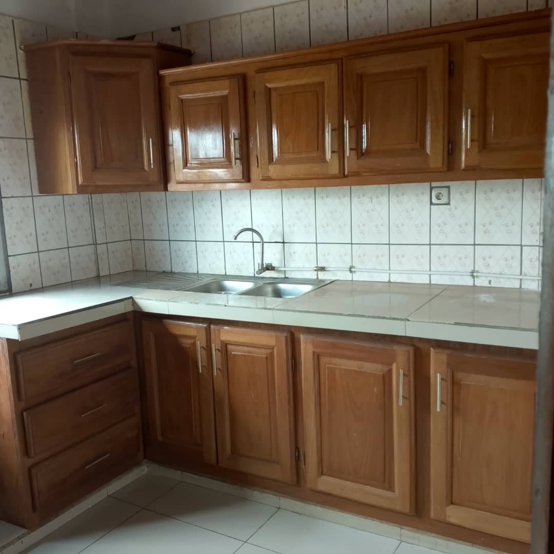 Apartment to rent - Yaoundé, Bastos, Golf melingui - 1 living room(s), 2 bedroom(s), 3 bathroom(s) - 270 000 FCFA / month