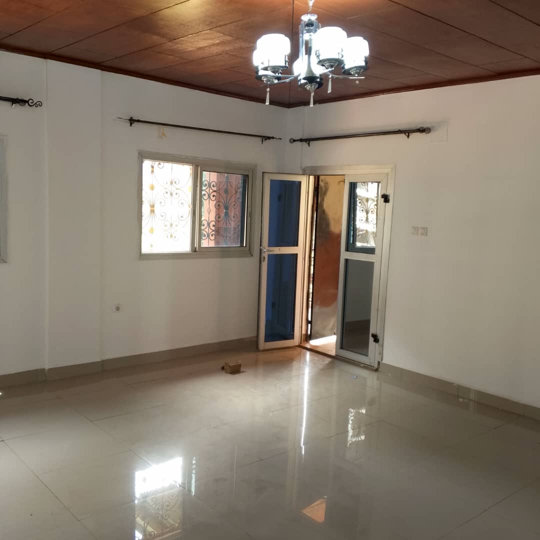 Apartment to rent - Yaoundé, Bastos, Golf melingui - 1 living room(s), 2 bedroom(s), 3 bathroom(s) - 270 000 FCFA / month