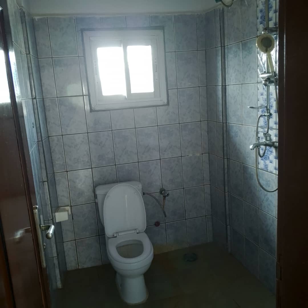 Apartment to rent - Yaoundé, Bastos, Golf melingui - 1 living room(s), 2 bedroom(s), 3 bathroom(s) - 270 000 FCFA / month