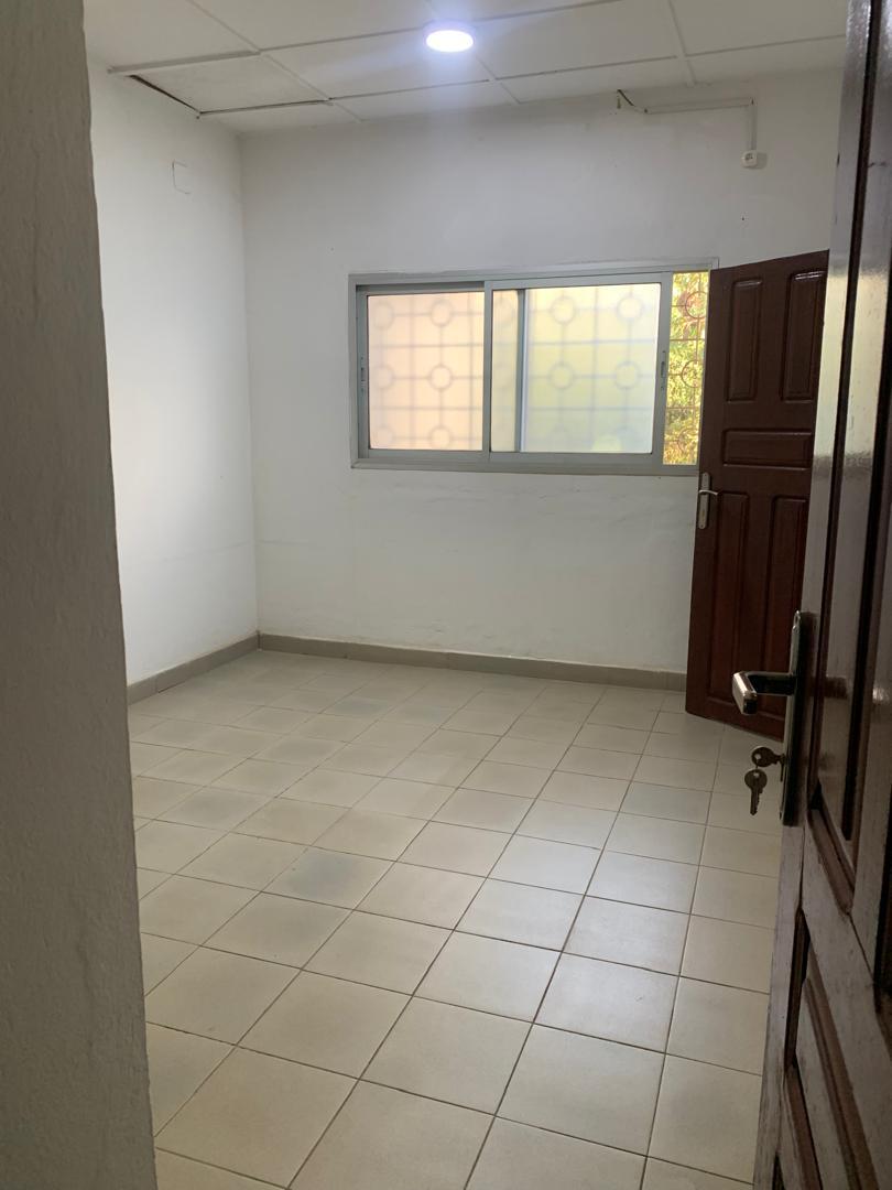 Apartment to rent - Yaoundé, Bastos, Golf melingui - 1 living room(s), 2 bedroom(s), 3 bathroom(s) - 270 000 FCFA / month