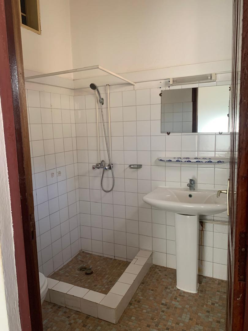 Apartment to rent - Yaoundé, Bastos, Golf melingui - 1 living room(s), 2 bedroom(s), 3 bathroom(s) - 270 000 FCFA / month