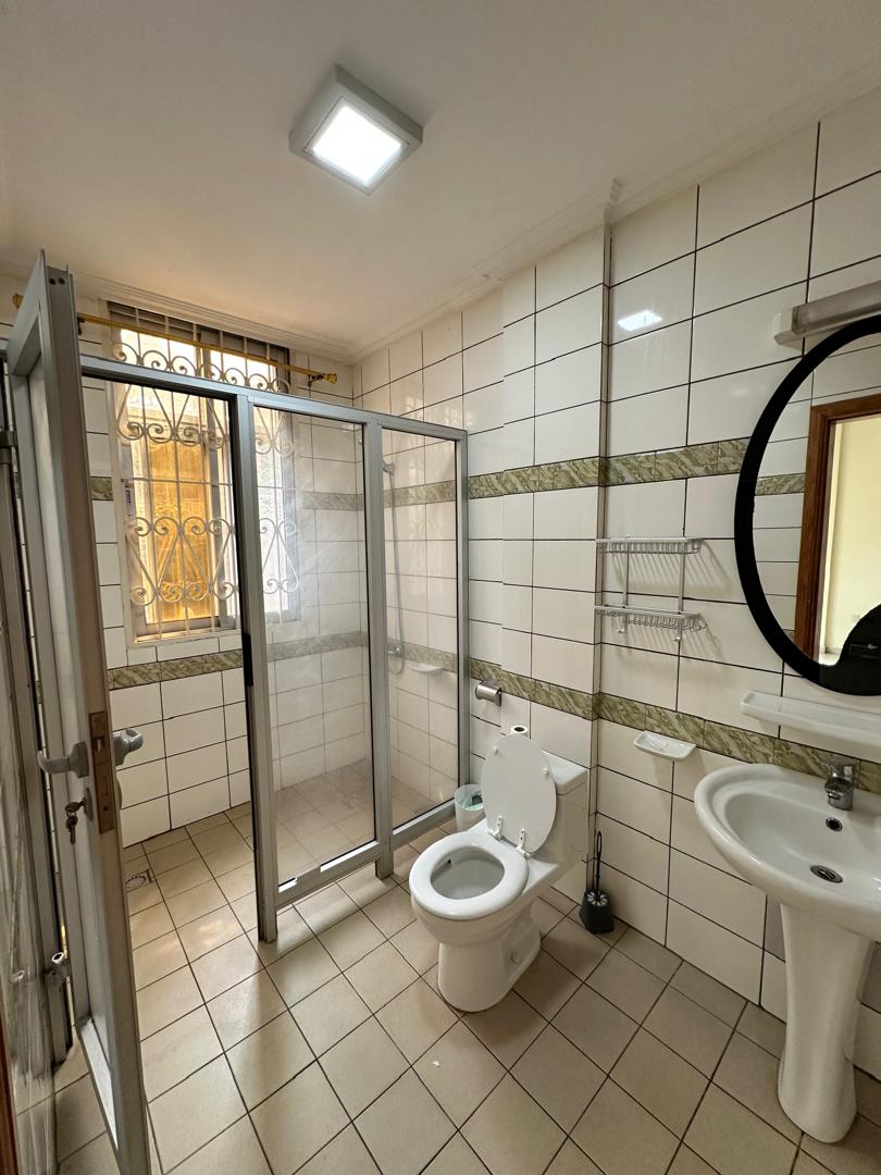 Apartment to rent - Yaoundé, Bastos, Bastos centre - 1 living room(s), 2 bedroom(s), 3 bathroom(s) - 600 000 FCFA / month