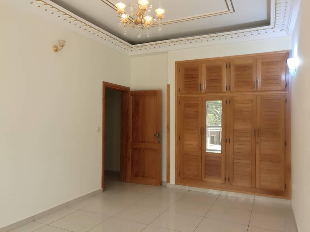 Apartment to rent - Yaoundé, Bastos, Bastos centre - 1 living room(s), 2 bedroom(s), 3 bathroom(s) - 600 000 FCFA / month