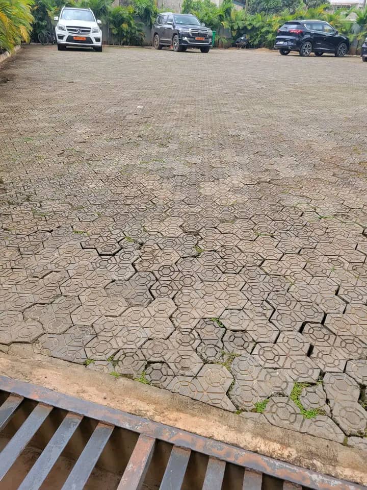 Apartment to rent - Yaoundé, Bastos, Bastos centre - 1 living room(s), 2 bedroom(s), 3 bathroom(s) - 600 000 FCFA / month