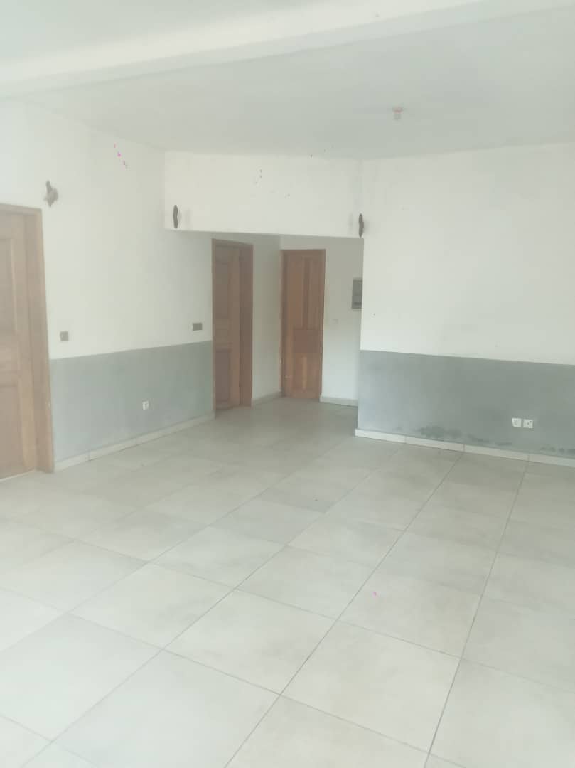House (Villa) for sale - Douala, Japoma, Japoma Lycée - 1 living room(s), 4 bedroom(s), 3 bathroom(s) - 70 000 000 FCFA / month