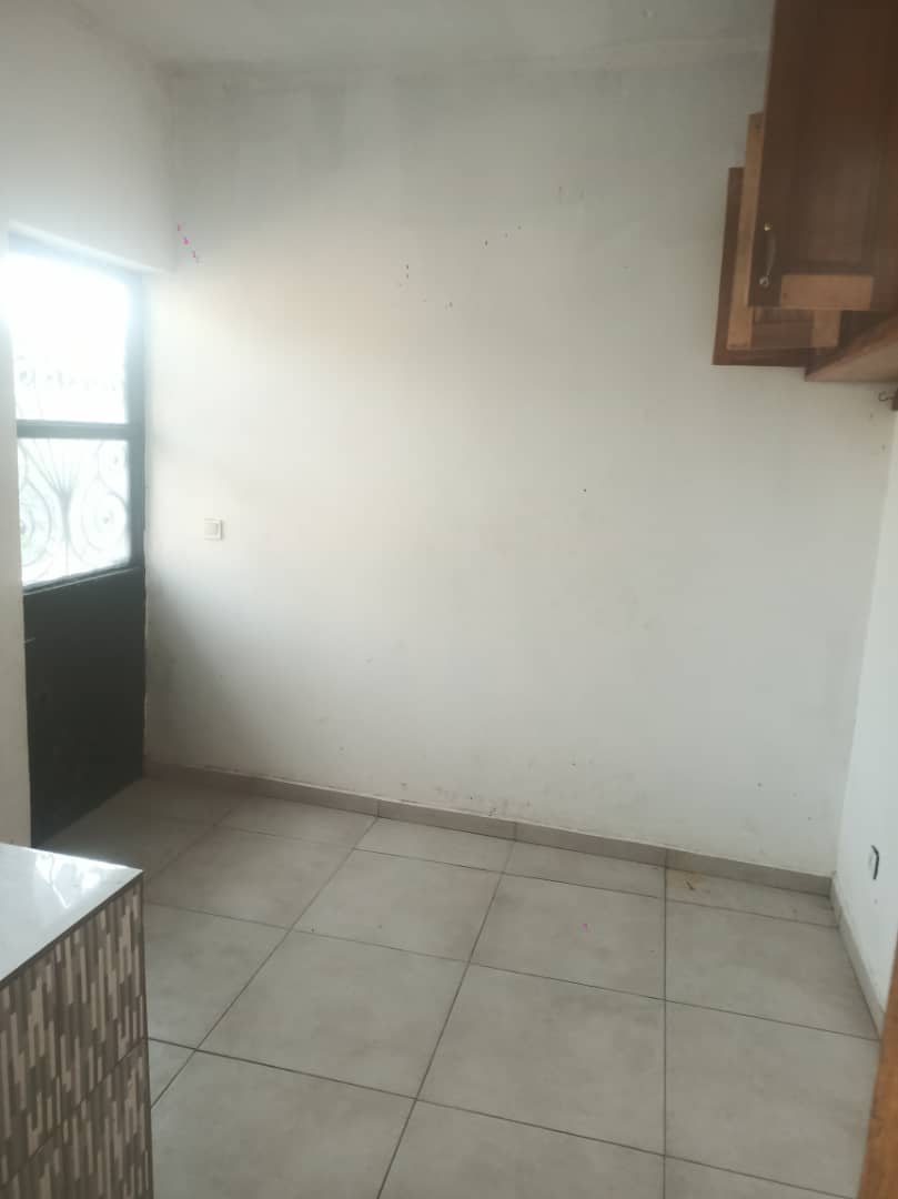 House (Villa) for sale - Douala, Japoma, Japoma Lycée - 1 living room(s), 4 bedroom(s), 3 bathroom(s) - 70 000 000 FCFA / month