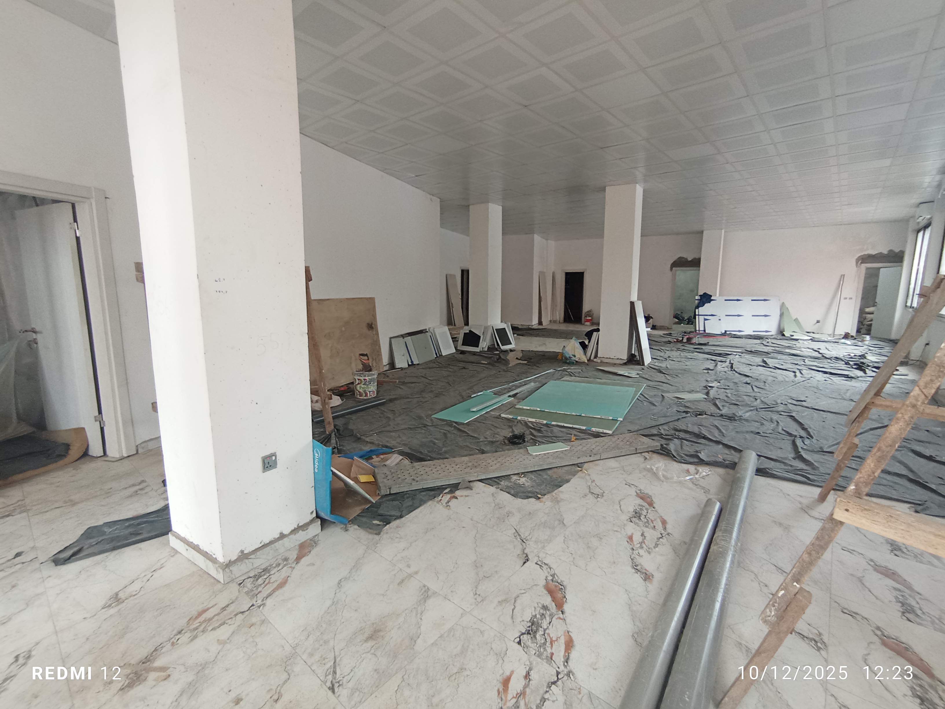 Office to rent at Yaoundé, Bastos, Bastos centre open space - 250 m2 - 1 800 000 FCFA