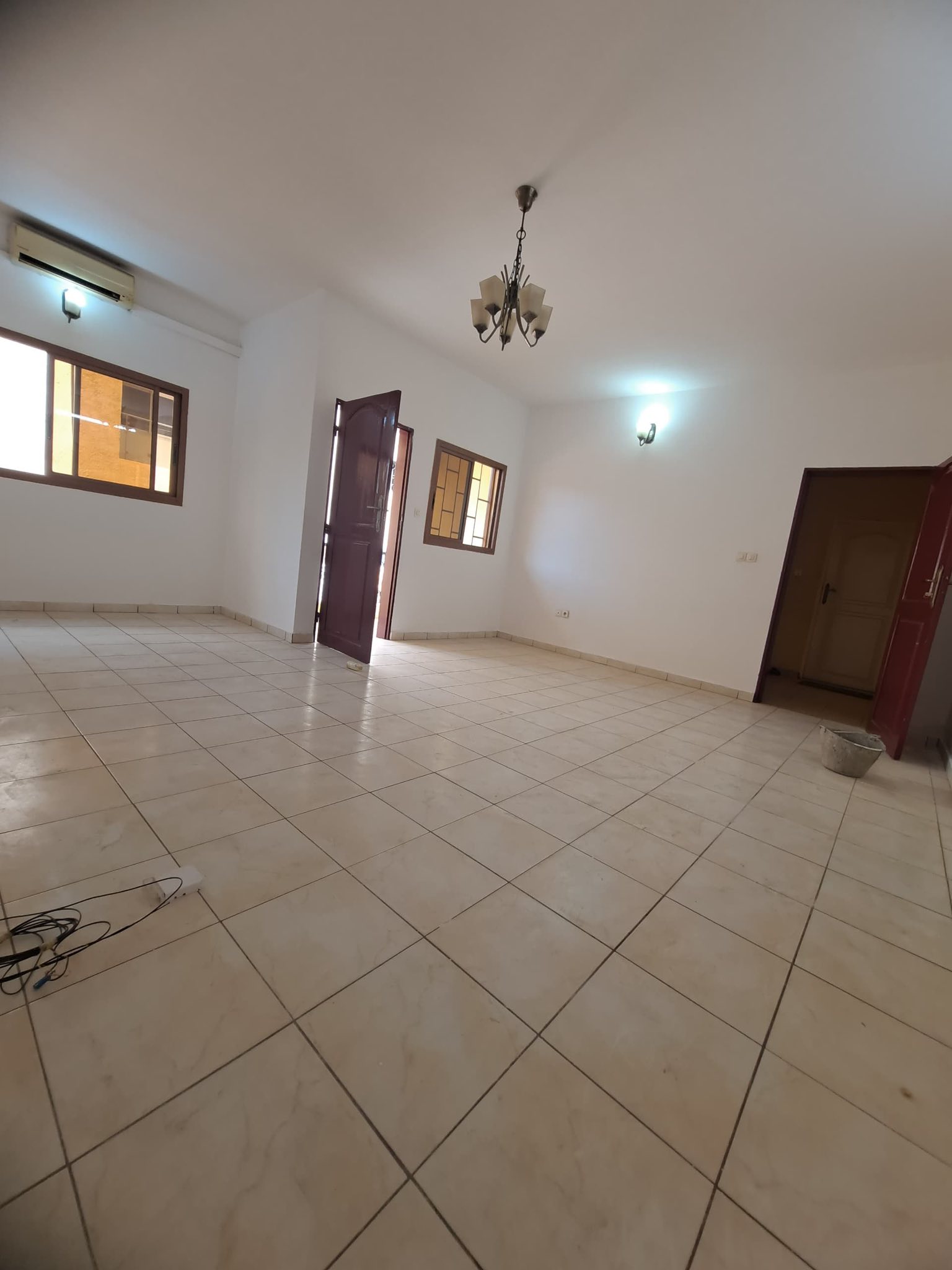 Apartment to rent - Yaoundé, Mfandena, omnisport - 1 living room(s), 3 bedroom(s), 3 bathroom(s) - 300 000 FCFA / month