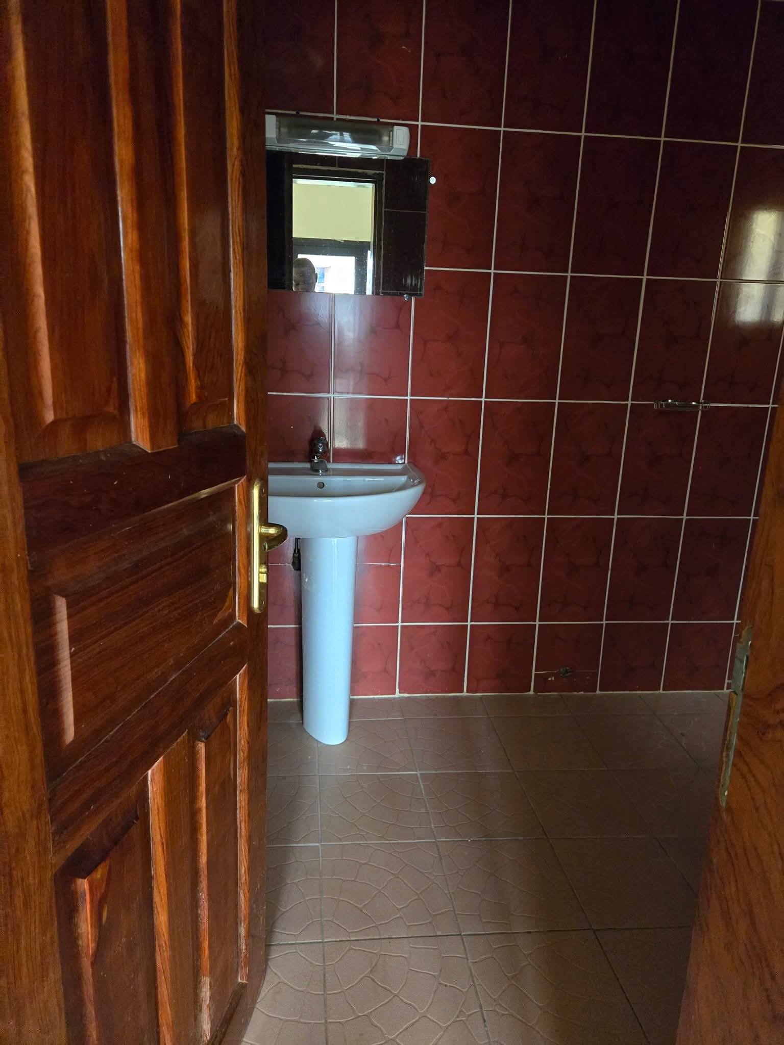 Apartment to rent - Yaoundé, Bastos, bastos - 1 living room(s), 3 bedroom(s), 3 bathroom(s) - 650 000 FCFA / month