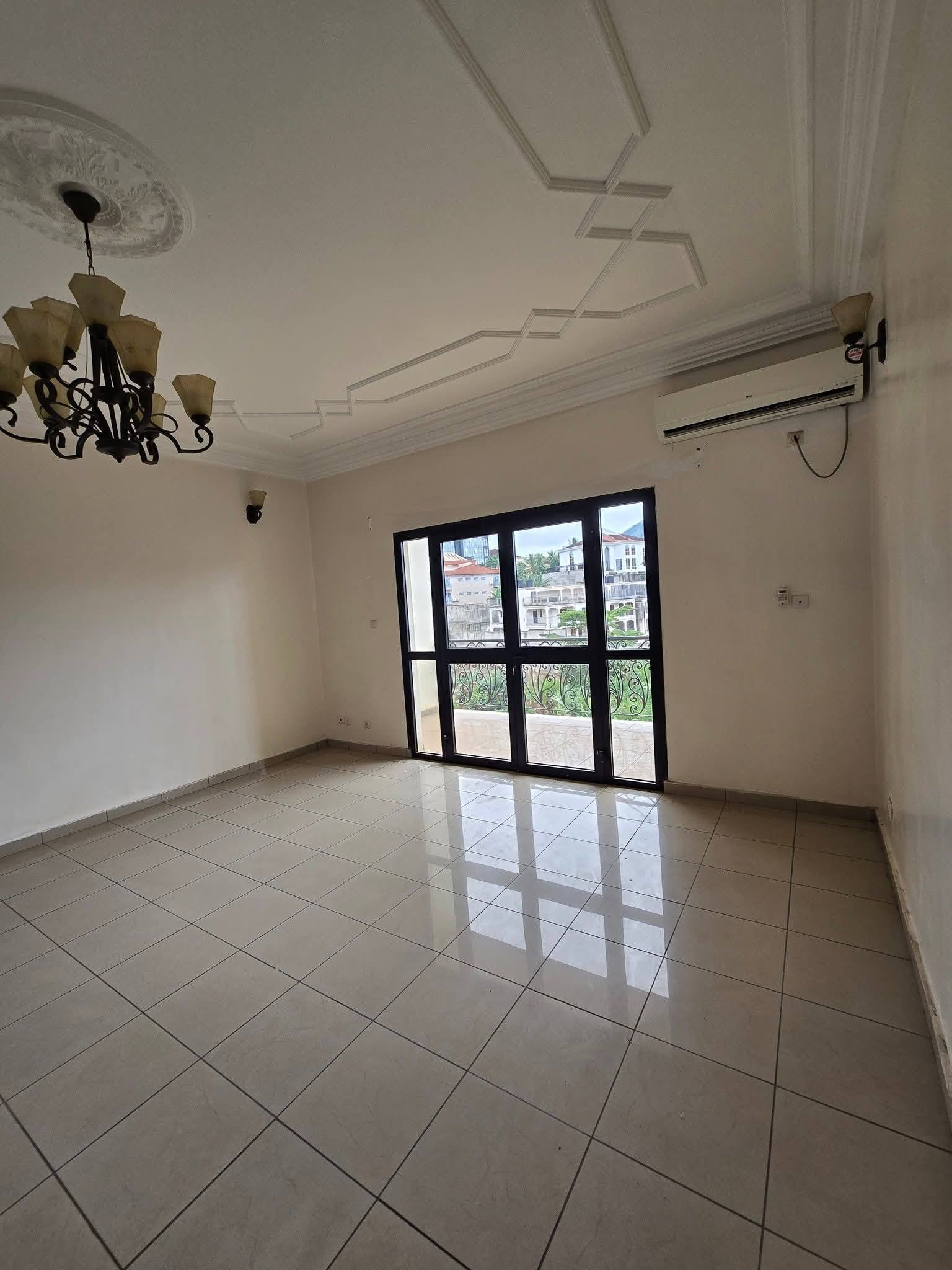 Apartment to rent - Yaoundé, Bastos, bastos - 1 living room(s), 3 bedroom(s), 3 bathroom(s) - 650 000 FCFA / month