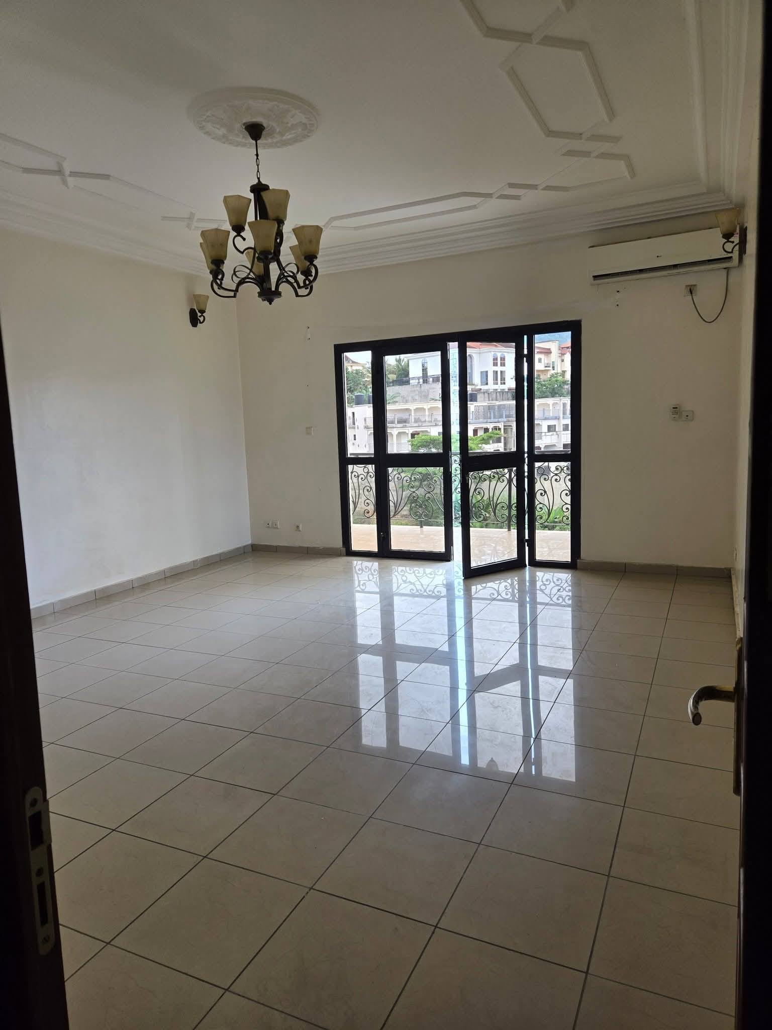Apartment to rent - Yaoundé, Bastos, bastos - 1 living room(s), 3 bedroom(s), 3 bathroom(s) - 650 000 FCFA / month