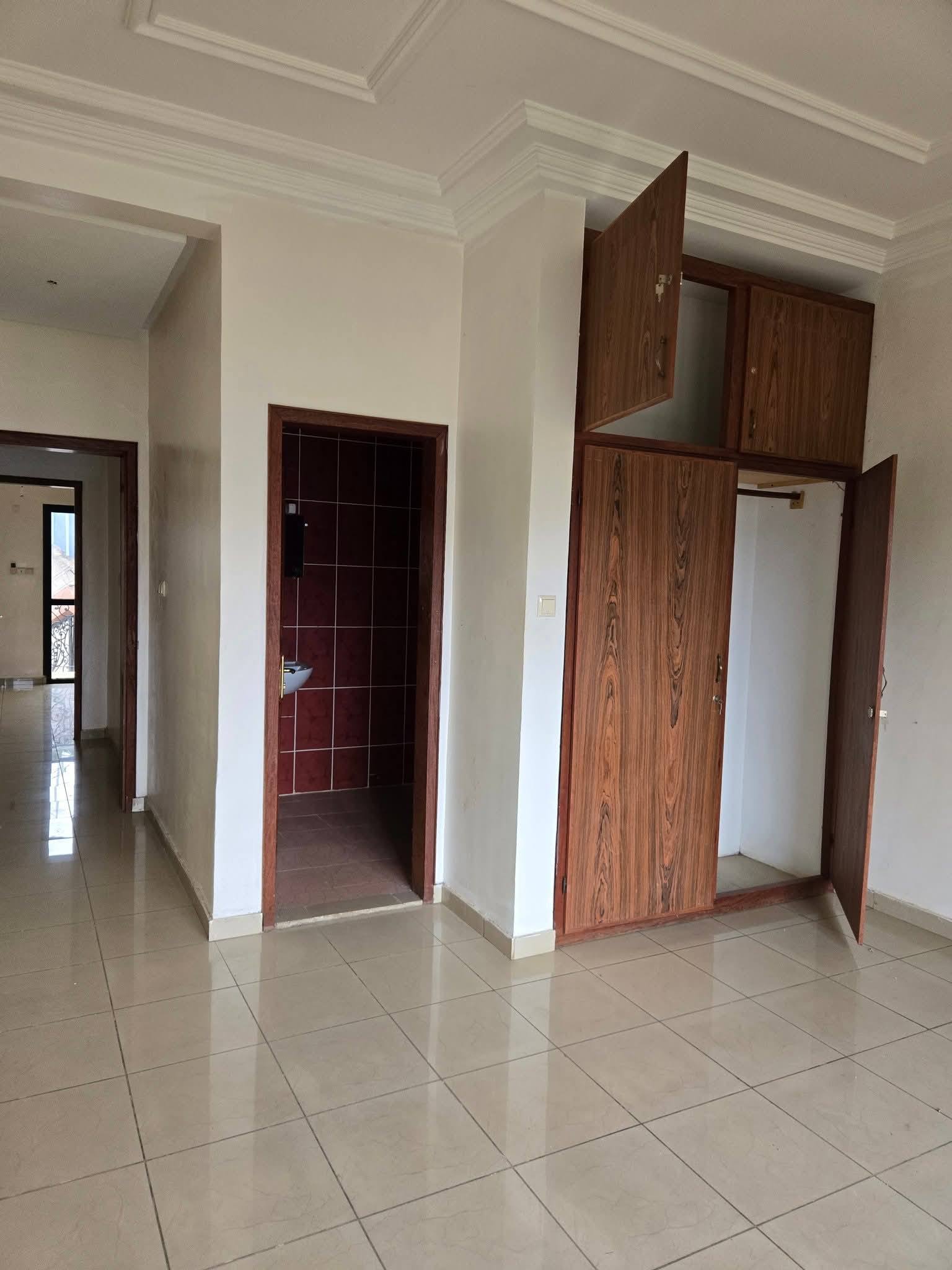 Apartment to rent - Yaoundé, Bastos, bastos - 1 living room(s), 3 bedroom(s), 3 bathroom(s) - 650 000 FCFA / month