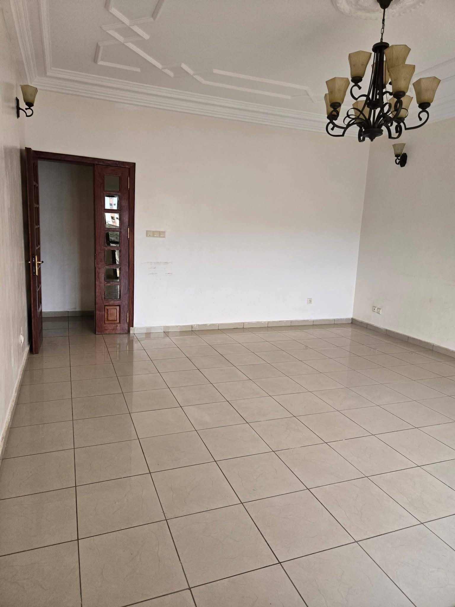 Apartment to rent - Yaoundé, Bastos, bastos - 1 living room(s), 3 bedroom(s), 3 bathroom(s) - 650 000 FCFA / month