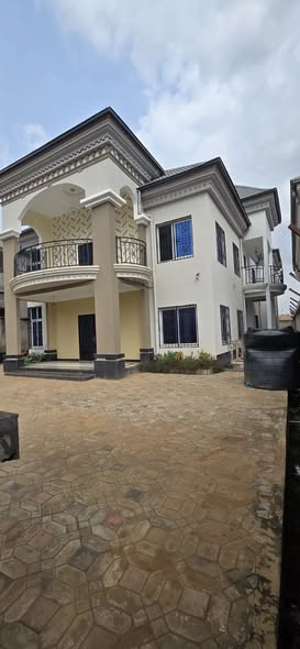 Maison (Duplex) à vendre - Yaoundé, Odza, odza - 3 salon(s), 8 chambre(s), 9 salle(s) de bains - 200 000 000 FCFA