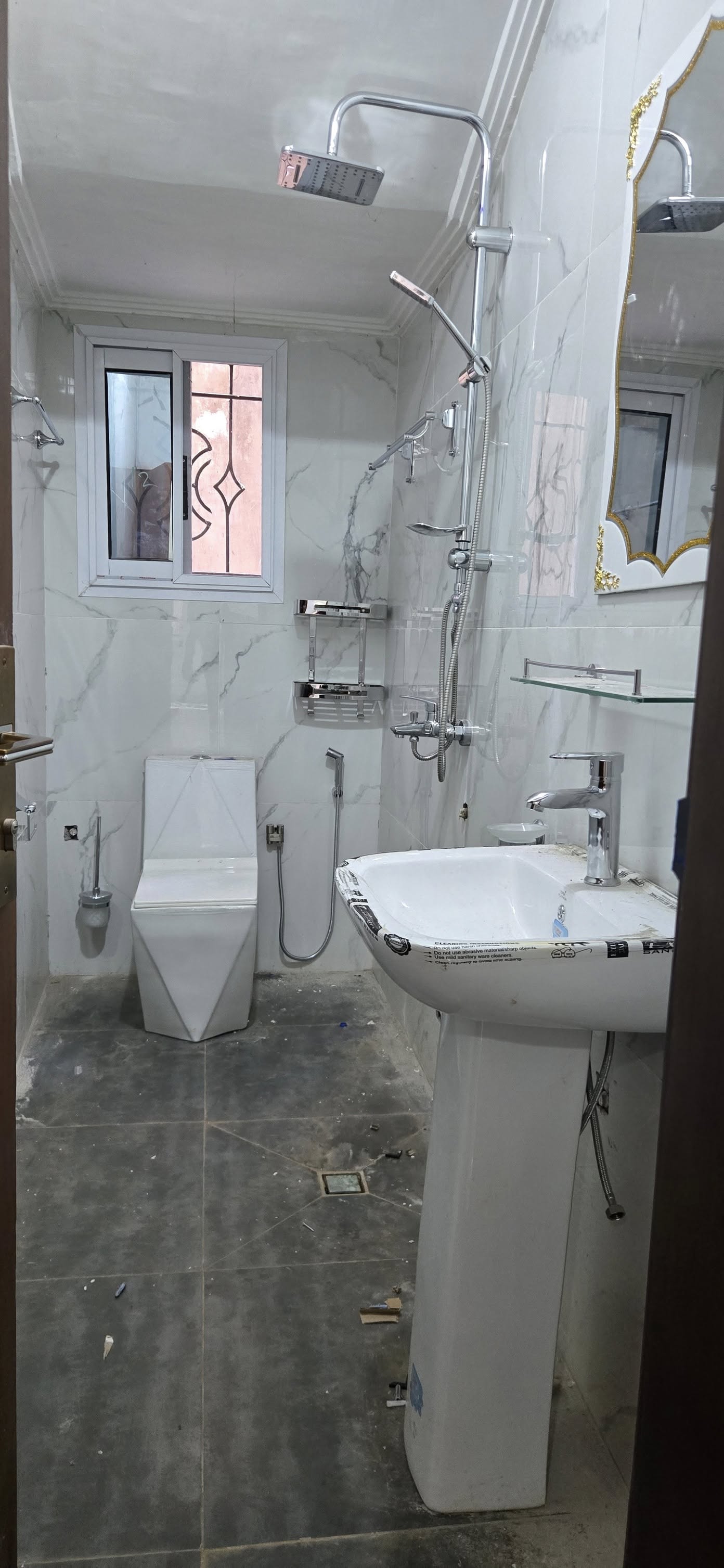 Maison (Duplex) à vendre - Yaoundé, Odza, odza - 3 salon(s), 8 chambre(s), 9 salle(s) de bains - 200 000 000 FCFA