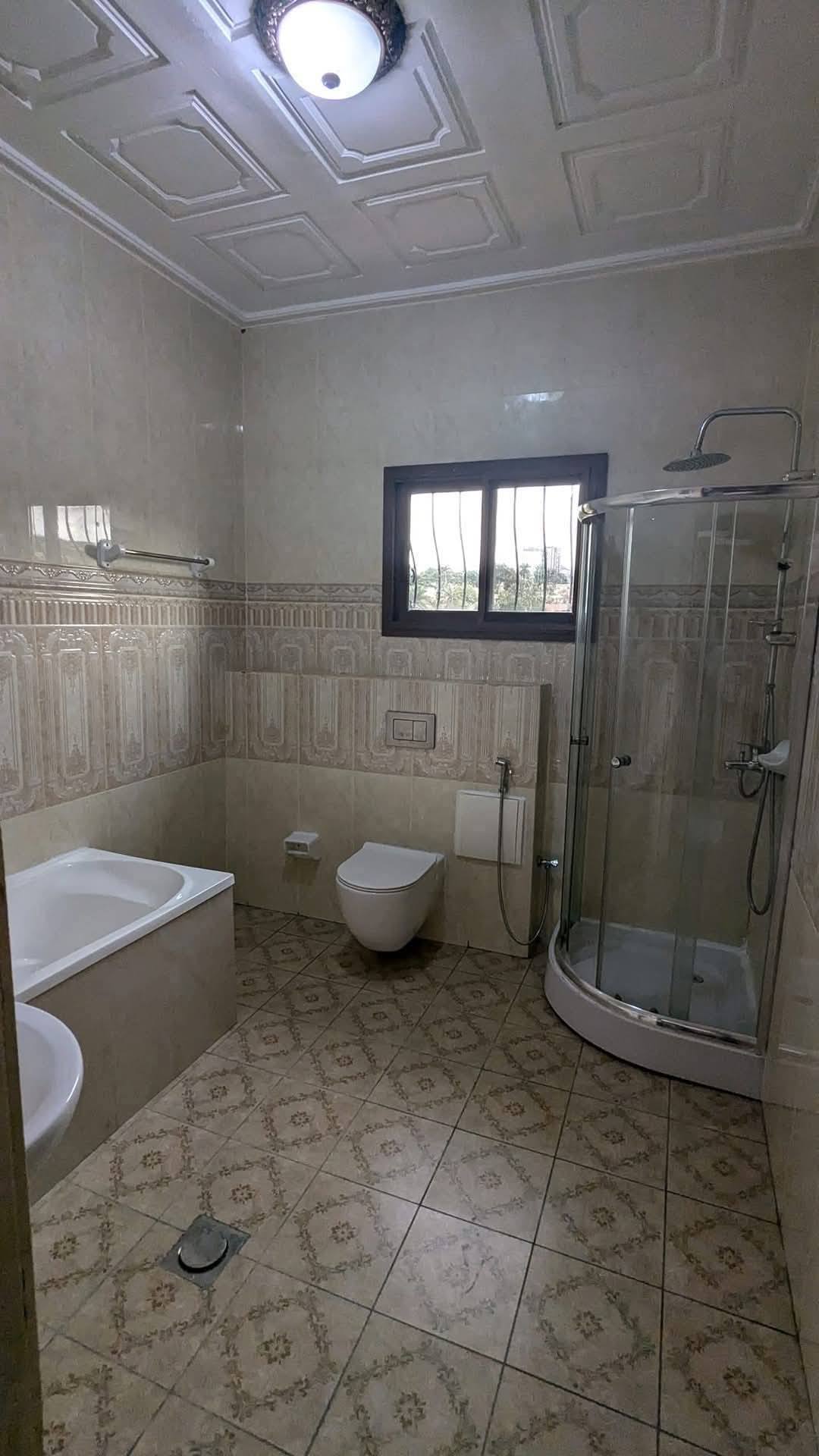 Apartment to rent - Yaoundé, Bastos, bastos - 1 living room(s), 3 bedroom(s), 4 bathroom(s) - 1 300 000 FCFA / month