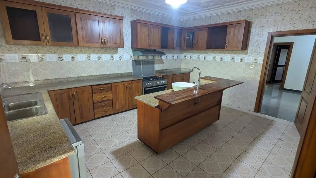 Apartment to rent - Yaoundé, Bastos, bastos - 1 living room(s), 3 bedroom(s), 4 bathroom(s) - 1 300 000 FCFA / month