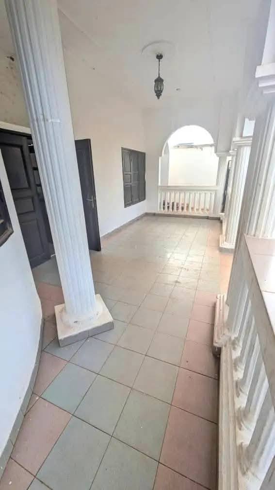 House (Triplex) to rent - Yaoundé, Bastos, bastos - 3 living room(s), 8 bedroom(s), 6 bathroom(s) - 800 000 FCFA / month