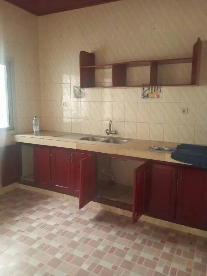 House (Triplex) to rent - Yaoundé, Bastos, bastos - 3 living room(s), 8 bedroom(s), 6 bathroom(s) - 800 000 FCFA / month