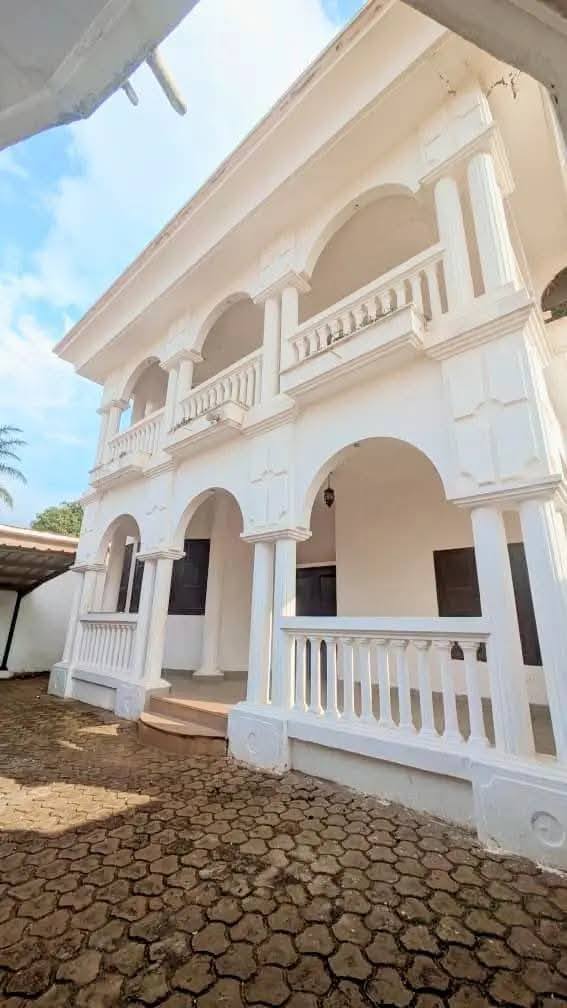 House (Triplex) to rent - Yaoundé, Bastos, bastos - 3 living room(s), 8 bedroom(s), 6 bathroom(s) - 800 000 FCFA / month