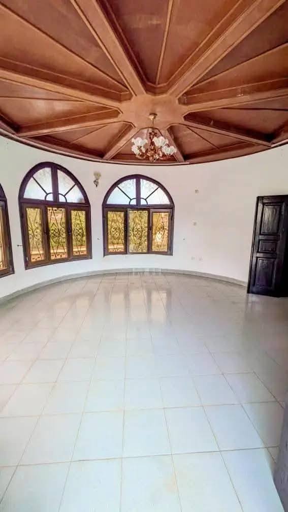 House (Triplex) to rent - Yaoundé, Bastos, bastos - 3 living room(s), 8 bedroom(s), 6 bathroom(s) - 800 000 FCFA / month
