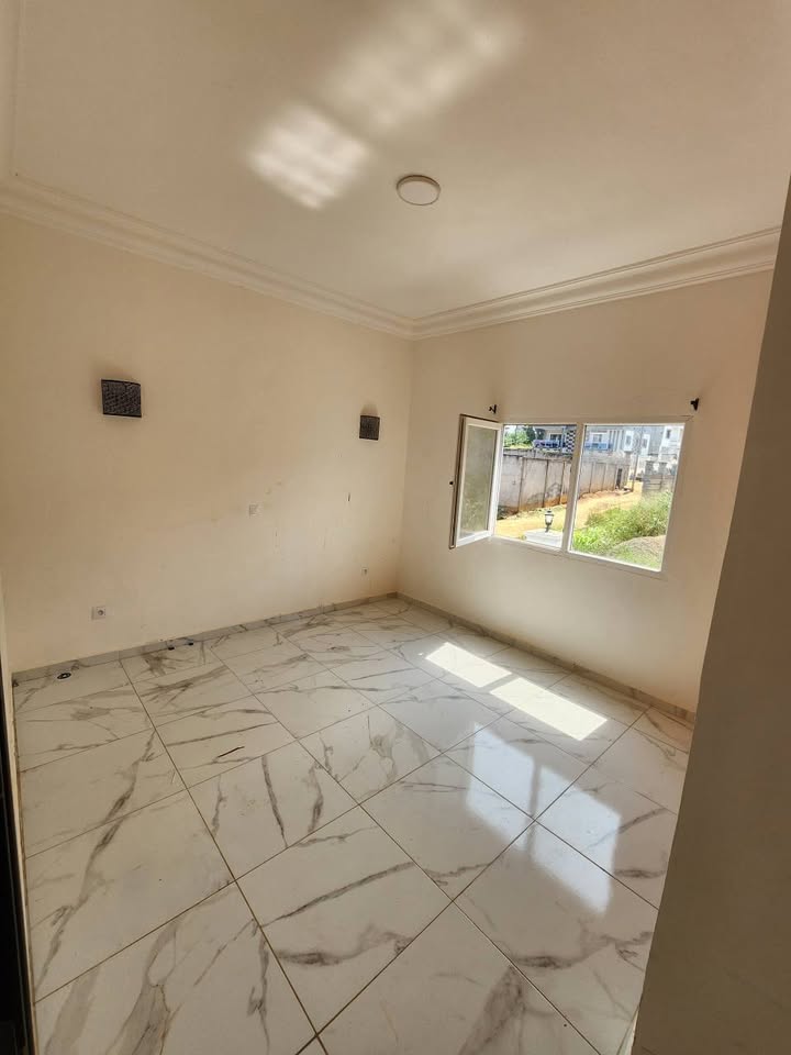 Apartment to rent - Yaoundé, Odza, fecafoot - 1 living room(s), 3 bedroom(s), 3 bathroom(s) - 350 000 FCFA / month