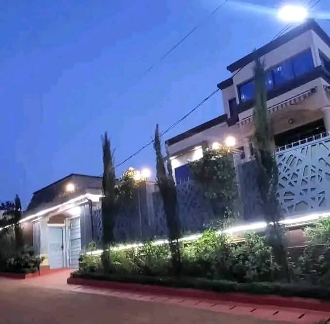 Maison (Duplex) à vendre - Yaoundé, Ahala, awae - 3 salon(s), 7 chambre(s), 6 salle(s) de bains - 250 000 000 FCFA