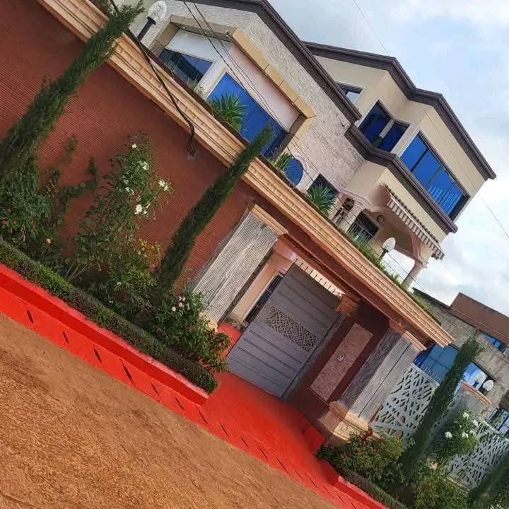 Maison (Duplex) à vendre - Yaoundé, Ahala, awae - 3 salon(s), 7 chambre(s), 6 salle(s) de bains - 250 000 000 FCFA