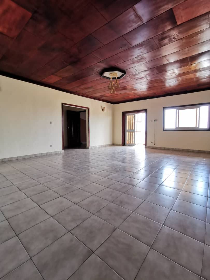 Apartment to rent - Yaoundé, Essos, titi garage - 1 living room(s), 3 bedroom(s), 3 bathroom(s) - 240 000 FCFA / month