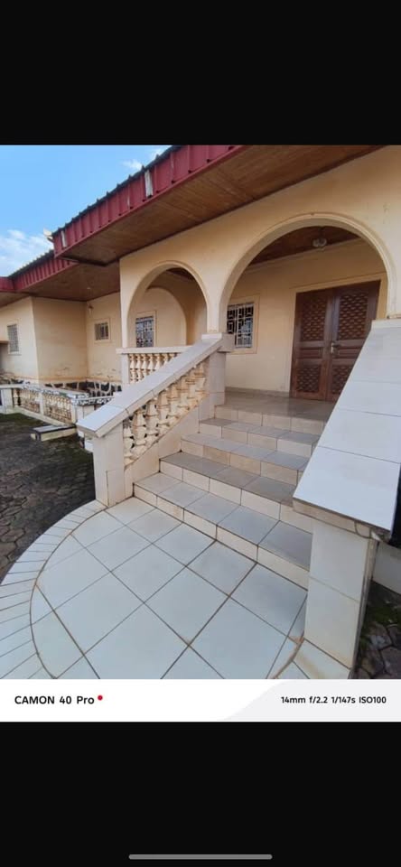 House (Villa) to rent - Yaoundé, Eleveur, fougerolle - 2 living room(s), 3 bedroom(s), 3 bathroom(s) - 300 000 FCFA / month