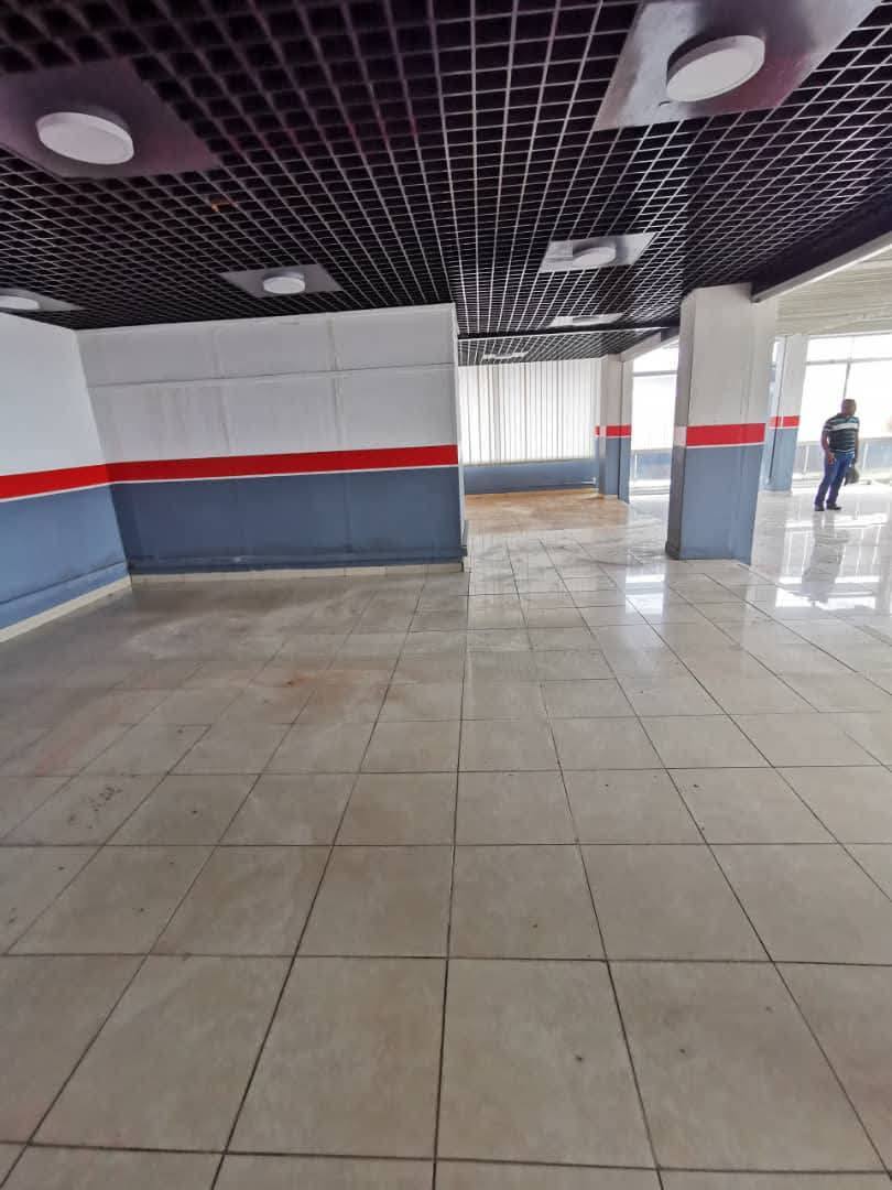 Shop to rent at Yaoundé, Centre commercial, hyppodrome - 250 m2 - 750 000 FCFA