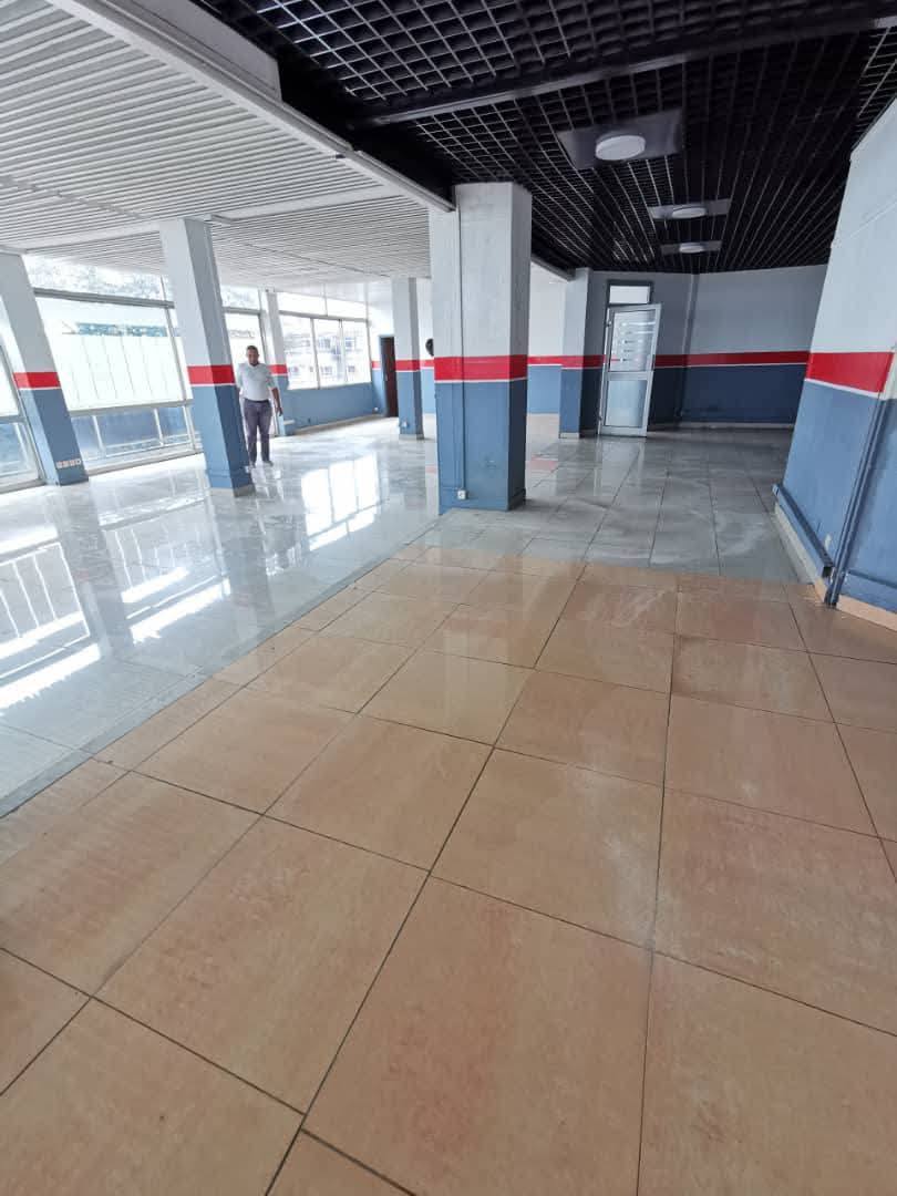 Shop to rent at Yaoundé, Centre commercial, hyppodrome - 250 m2 - 750 000 FCFA