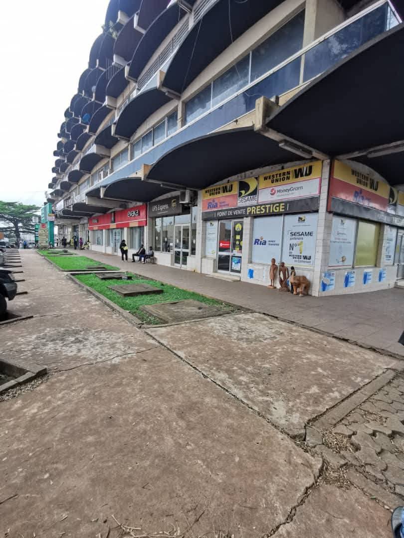 Shop to rent at Yaoundé, Centre commercial, hyppodrome - 250 m2 - 750 000 FCFA