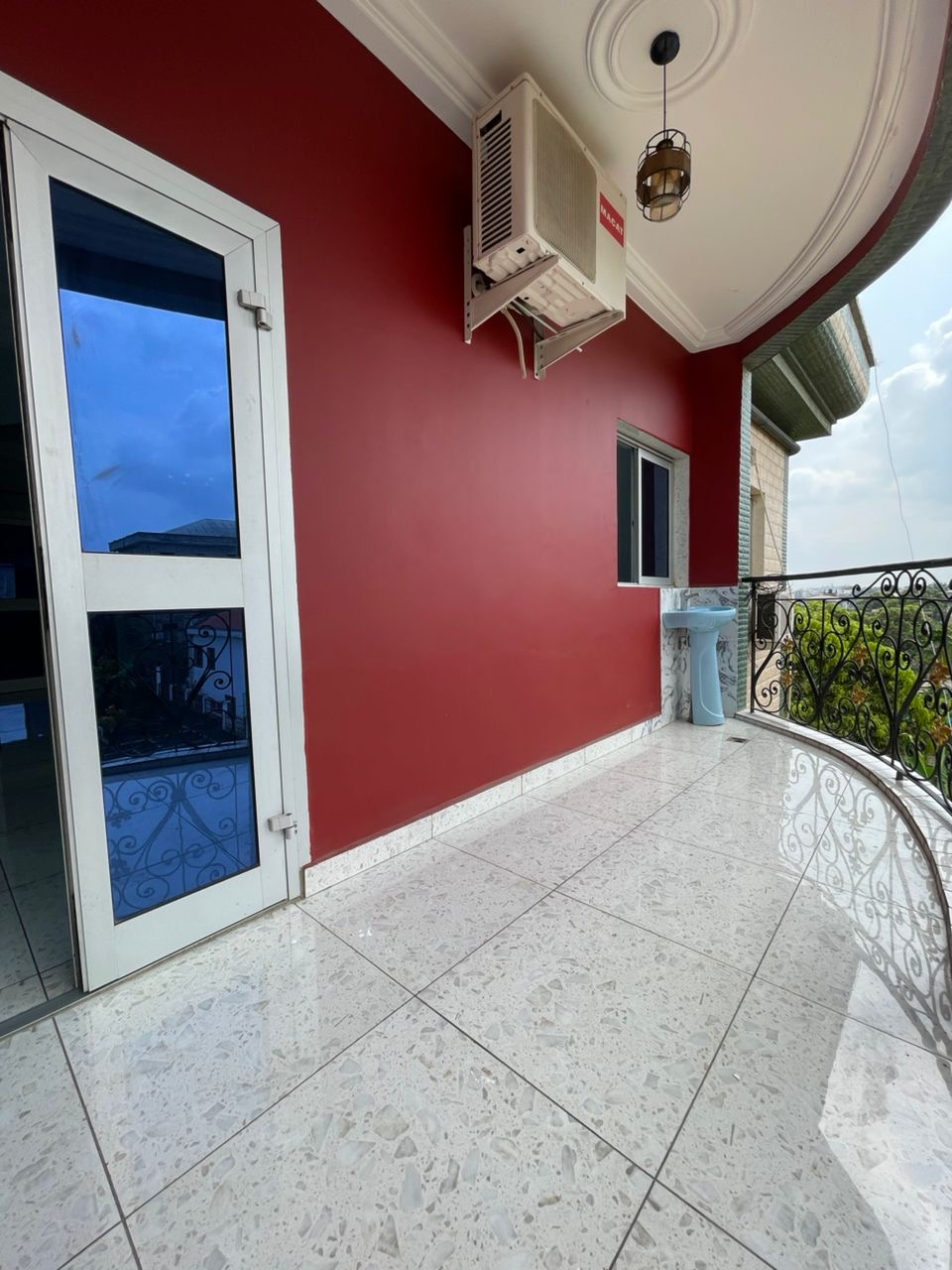 Appartement à louer - Douala, Logpom, Non loin de bason - 1 salon(s), 2 chambre(s), 3 salle(s) de bains - 180 000 FCFA / mois