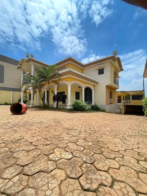 House (Duplex) to rent - Yaoundé, Mimboman I, Mimboman - 4 living room(s), 7 bedroom(s), 7 bathroom(s) - 700 000 FCFA / month