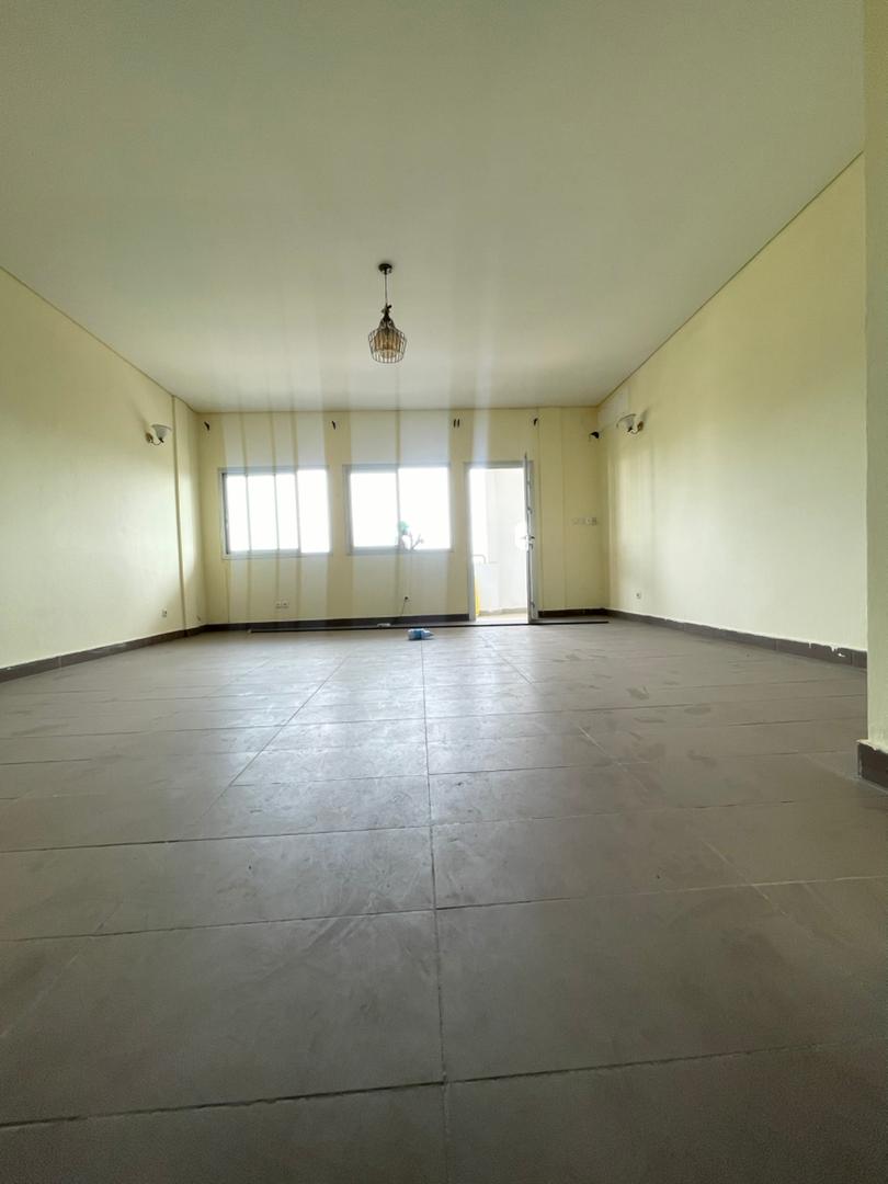 Appartement à louer - Douala, Bonamoussadi, Nderven. Non loin de la route bien accessible - 1 salon(s), 2 chambre(s), 3 salle(s) de bains - 280 000 FCFA / mois