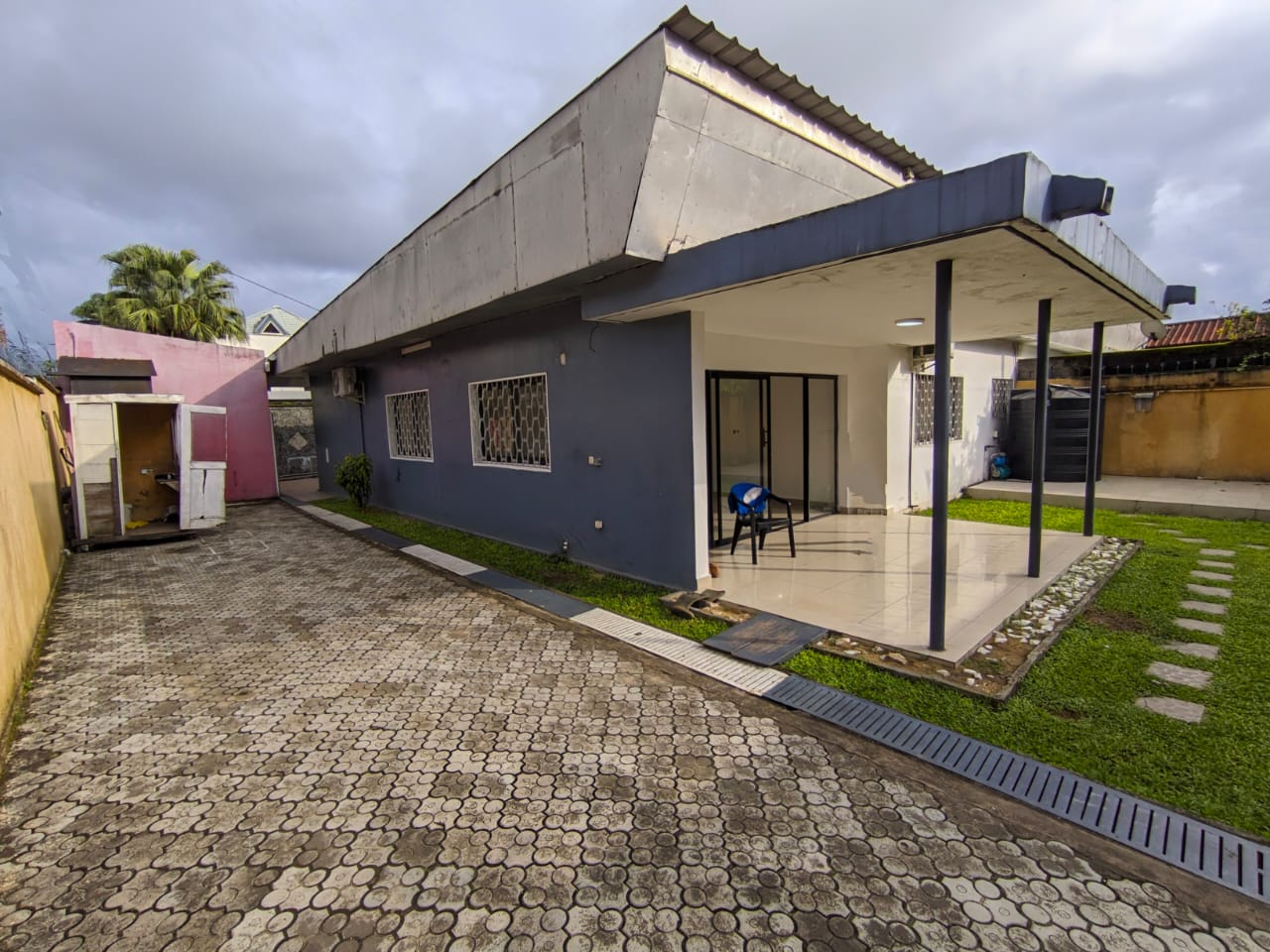 House (Villa) to rent - Douala, Bonapriso, Bien positionné a bonapriso - 1 living room(s), 3 bedroom(s), 3 bathroom(s) - 1 200 000 FCFA / month