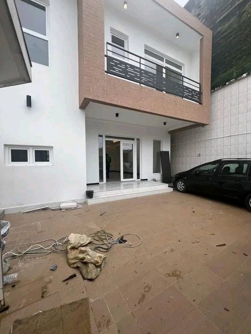House (Duplex) to rent - Douala, Bonapriso, H - 1 living room(s), 3 bedroom(s), 3 bathroom(s) - 1 300 000 FCFA / month