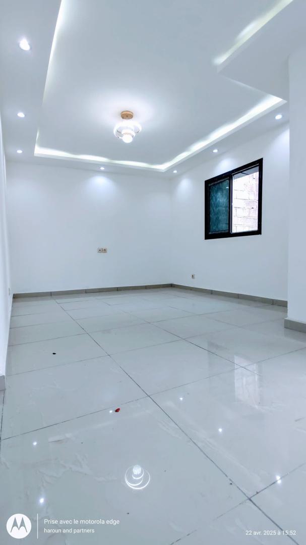 Appartement à louer - Douala, Bonapriso, Clinique de l'aéroport - 1 salon(s), 1 chambre(s), 1 salle(s) de bains - 200 000 FCFA / mois