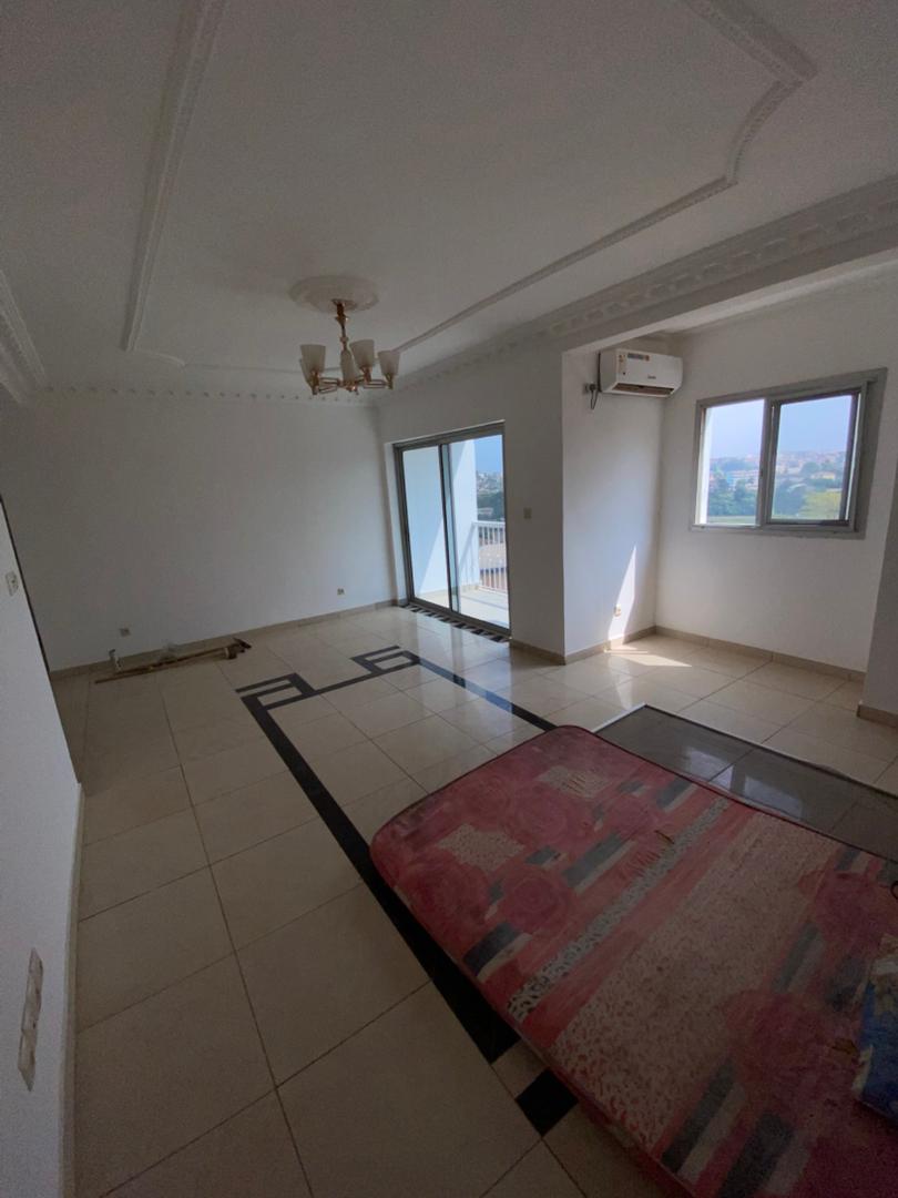 Apartment to rent - Yaoundé, Bastos, Bastos centre - 1 living room(s), 2 bedroom(s), 3 bathroom(s) - 300 000 FCFA / month