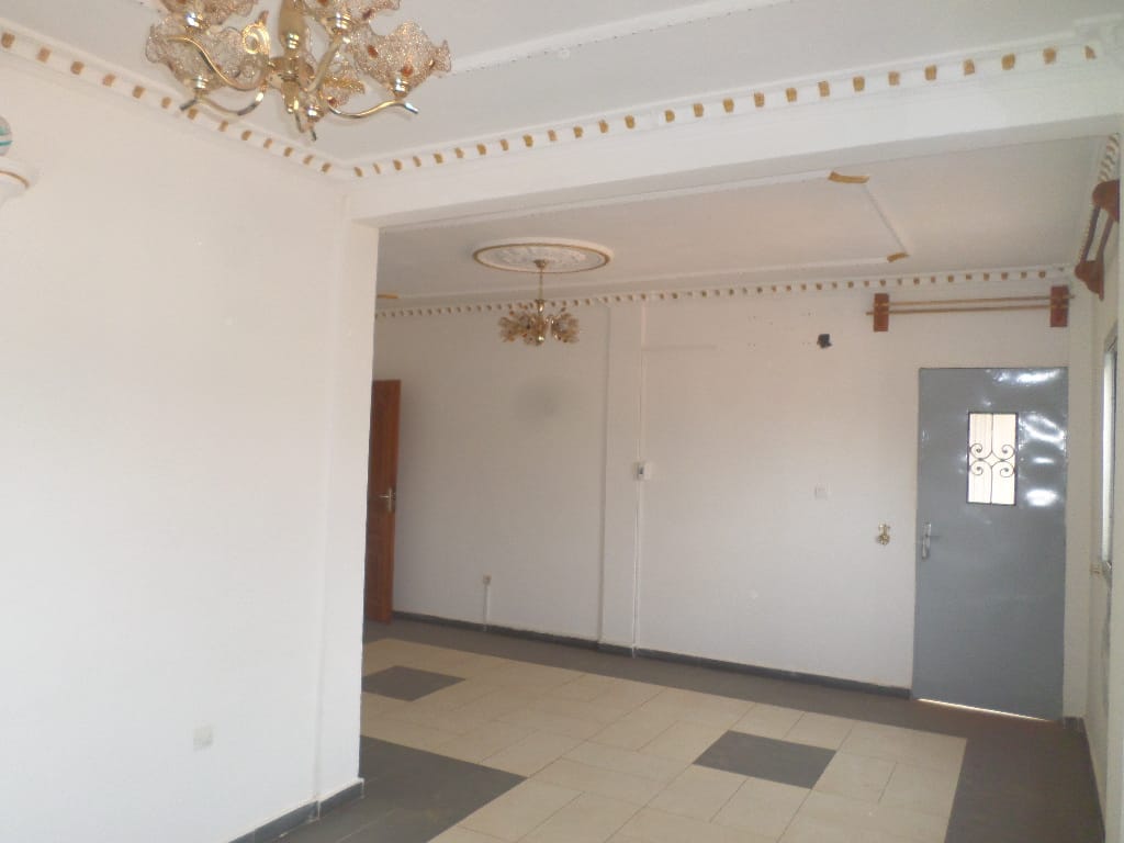 Apartment to rent - Yaoundé, Bastos, Bastos centre - 1 living room(s), 3 bedroom(s), 2 bathroom(s) - 350 000 FCFA / month