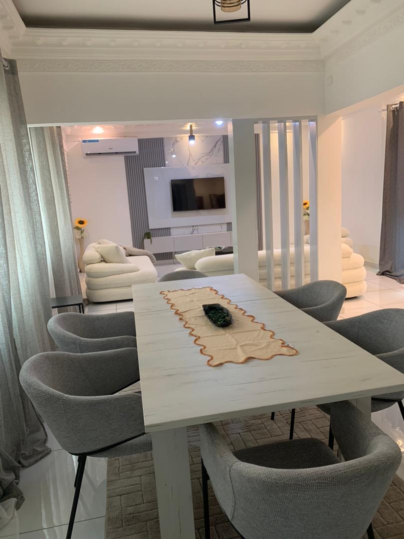 Appartement à louer - Yaoundé, Bastos, GOLF PRIX À LA NUITÉE ? - 1 salon(s), 2 chambre(s), 3 salle(s) de bains - 70 000 FCFA / mois