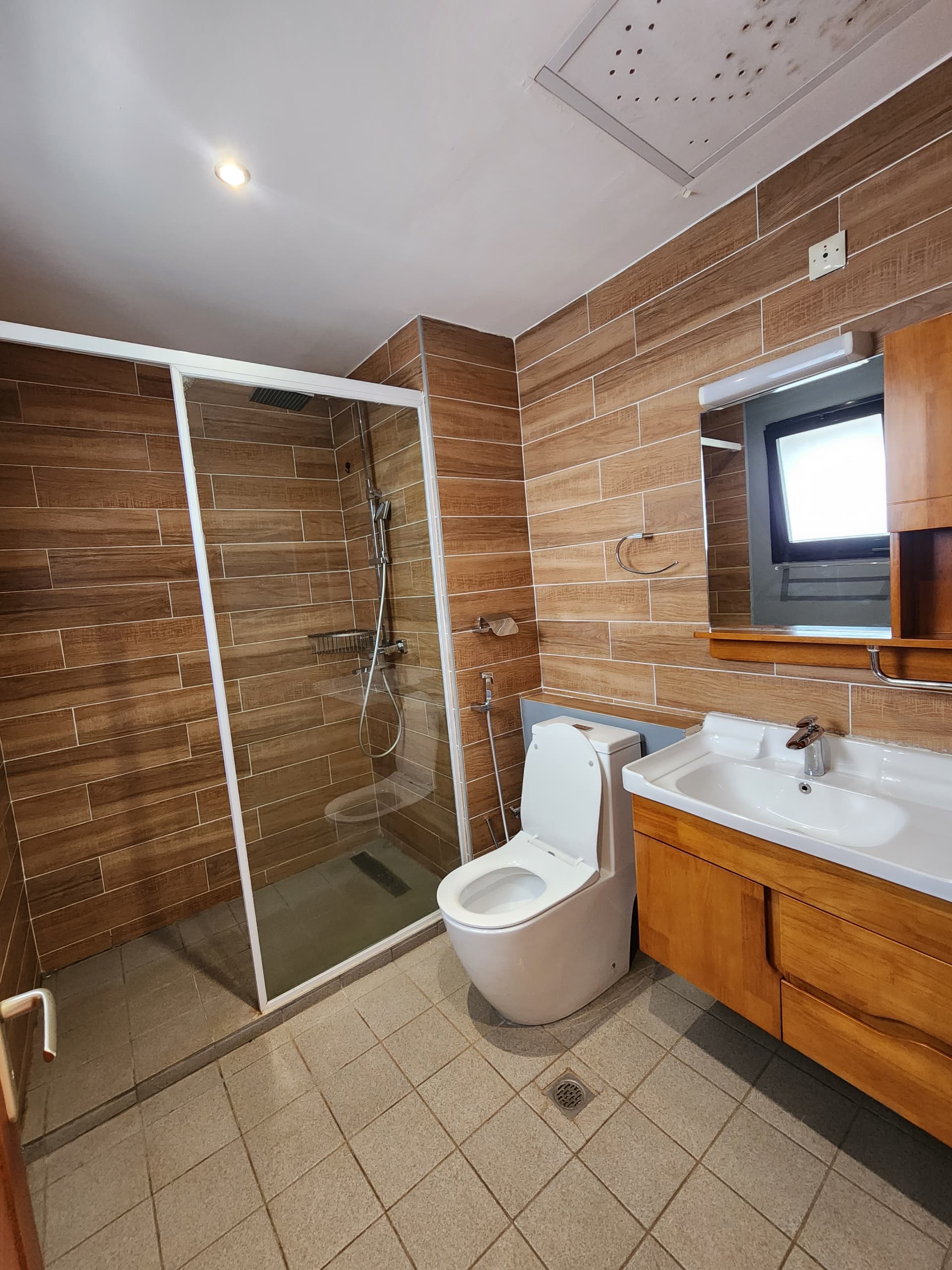 Apartment to rent - Yaoundé, Bastos, GOLF - 1 living room(s), 3 bedroom(s), 3 bathroom(s) - 1 500 000 FCFA / month