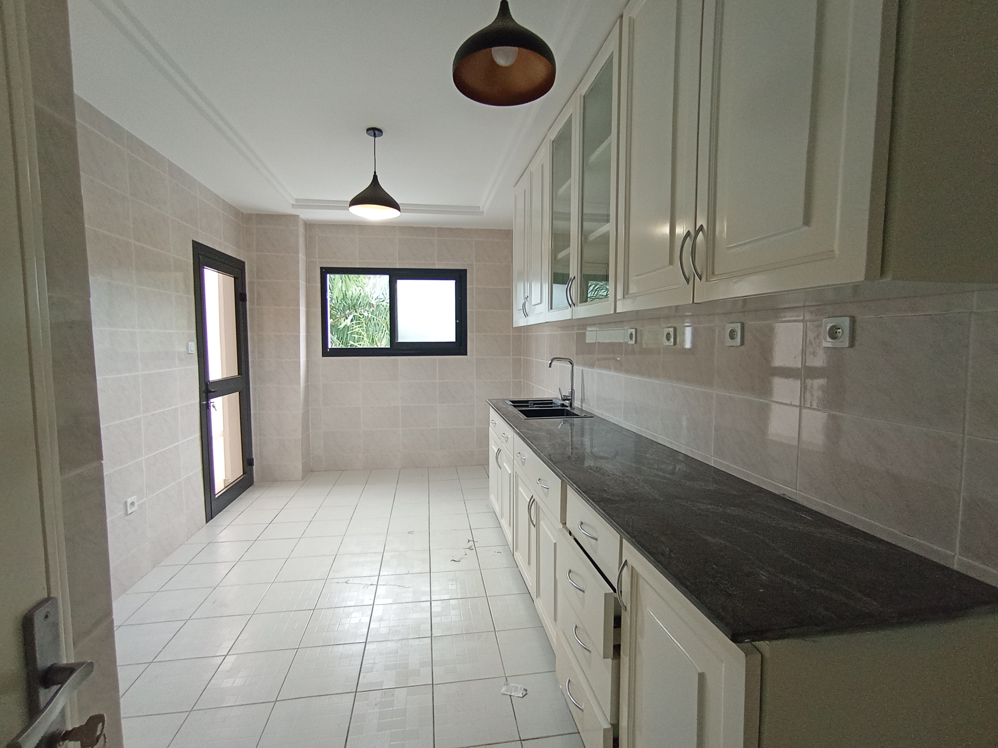 Apartment to rent - Yaoundé, Bastos, GOLF - 1 living room(s), 1 bedroom(s), 2 bathroom(s) - 700 000 FCFA / month