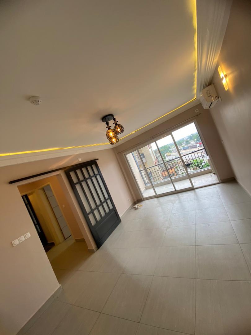 Appartement à louer - Douala, Bonapriso, HA - 1 salon(s), 2 chambre(s), 3 salle(s) de bains - 600 000 FCFA / mois