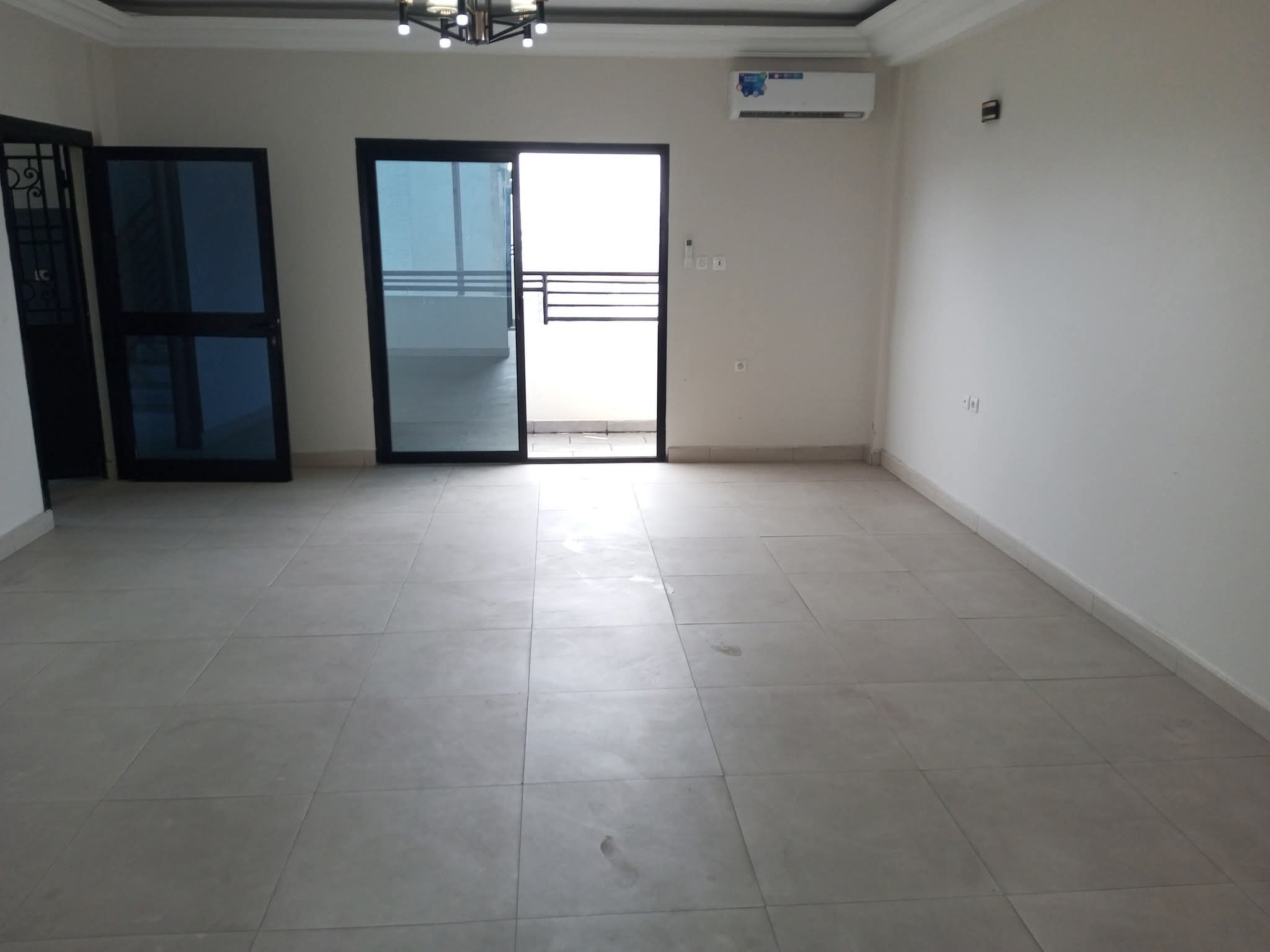 Appartement à louer - Douala, Bali, J - 1 salon(s), 2 chambre(s), 3 salle(s) de bains - 500 000 FCFA / mois