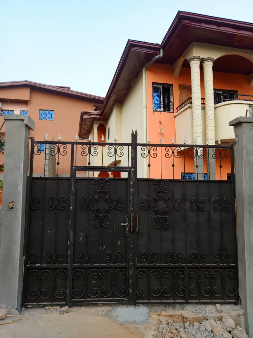 House (Duplex) for sale - Yaoundé, Efoulan, Nsam obam ngola - 1 living room(s), 4 bedroom(s), 5 bathroom(s) - 67 000 000 FCFA / month