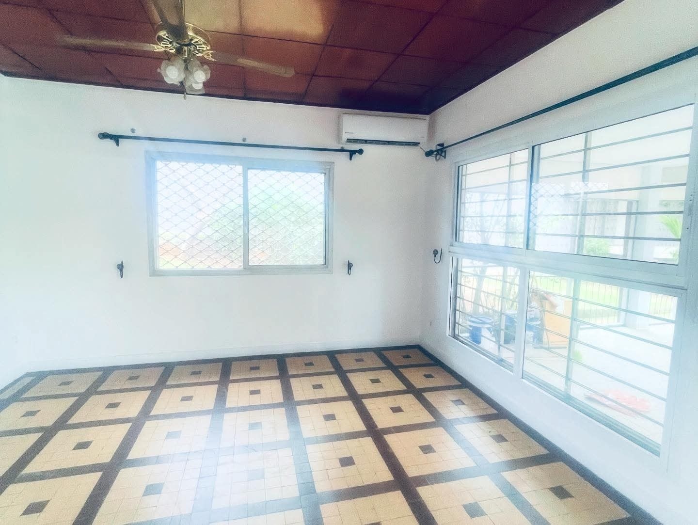 House (Villa) to rent - Yaoundé, Bastos, bastos - 2 living room(s), 5 bedroom(s), 5 bathroom(s) - 2 500 000 FCFA / month